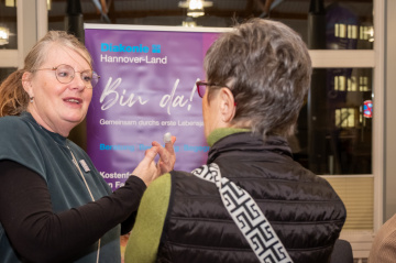 Kirchenkreissozialarbeiterin Janet Breier im Gespräch mit einer Ehrenamtlichen. Bild: Mirko Bartels (Öffentlichkeitsarbeit im Kirchenkreis Neustadt-Wunstorf)