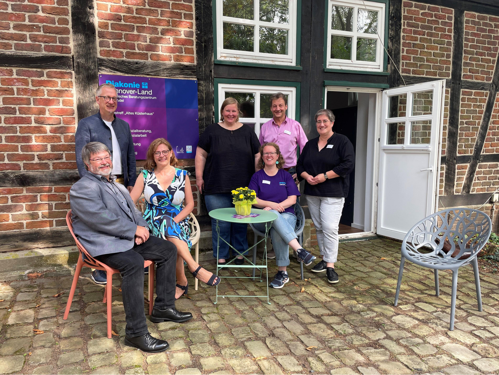 Gemeinsame Freude über das neue Diakoniezentrum (v.l.): Jens Blume, Dirk Jonas, Sandra Heuer, Bodil Reller, Jörg Engmann, Sabine Preuschoff und (vorne sitzend) Kirchenkreissozialarbeiterin Jessica Kind. Foto: Andrea Hesse